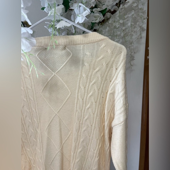 DELUC Sweater - Picture 5 of 6